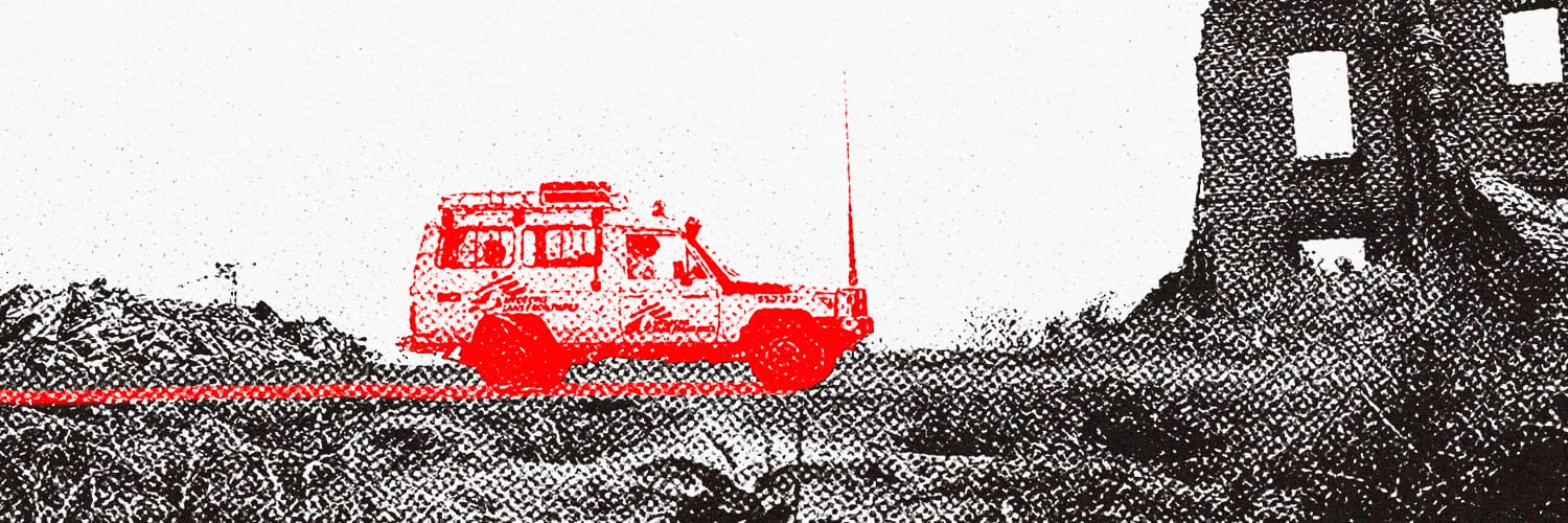 une voiture de msf avance dans une ville en guerre