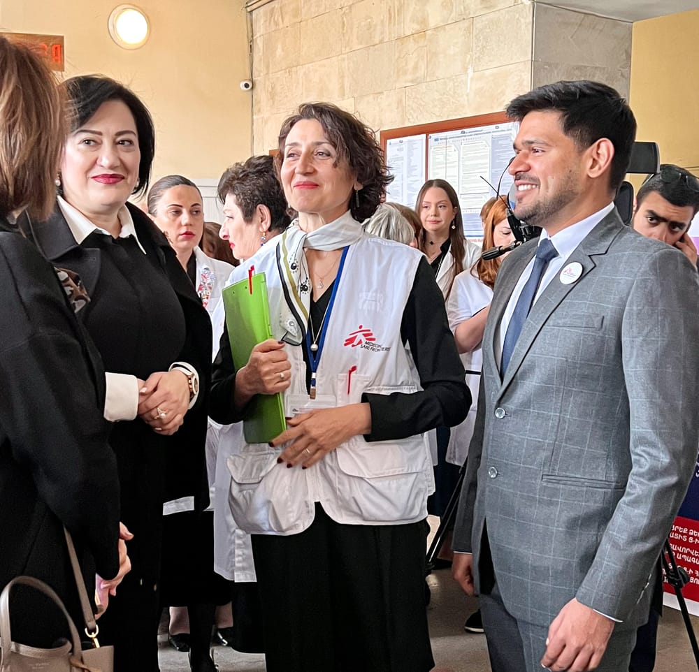 Une salle avec des gens de MSF discutant avec des entreprises