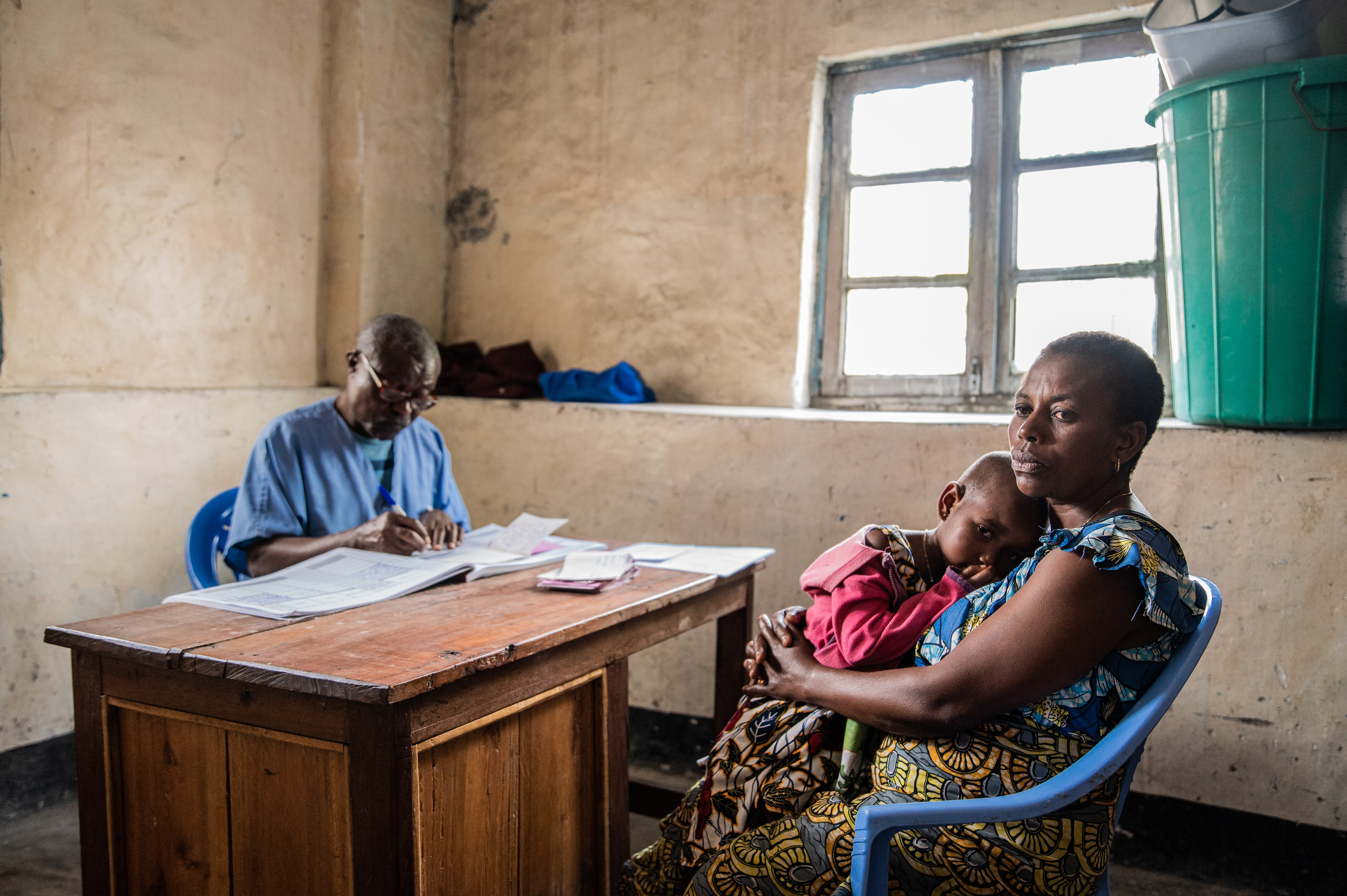 Vrouw met kind bij de dokter, DRC.