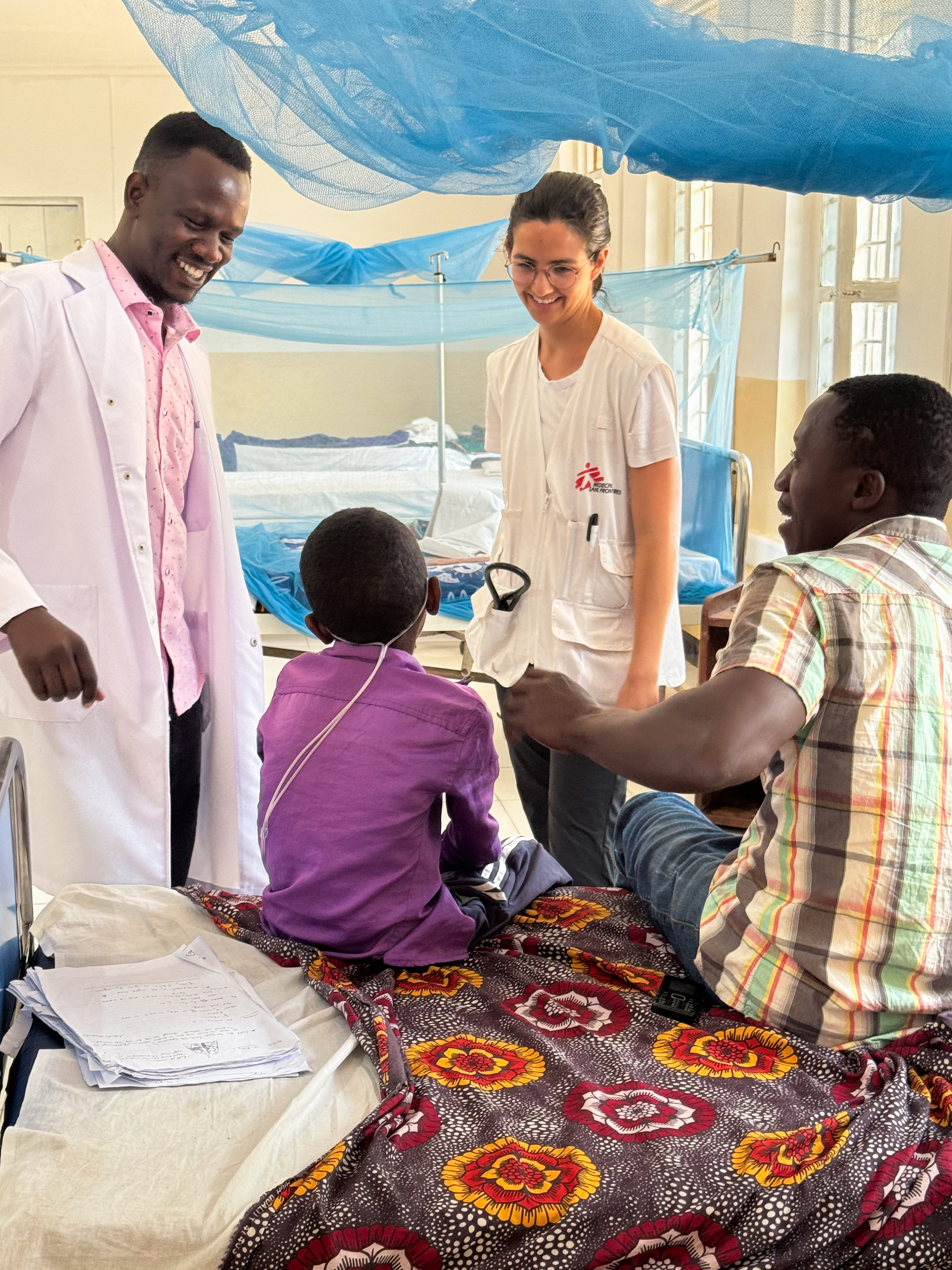 MSF employees talking to patients