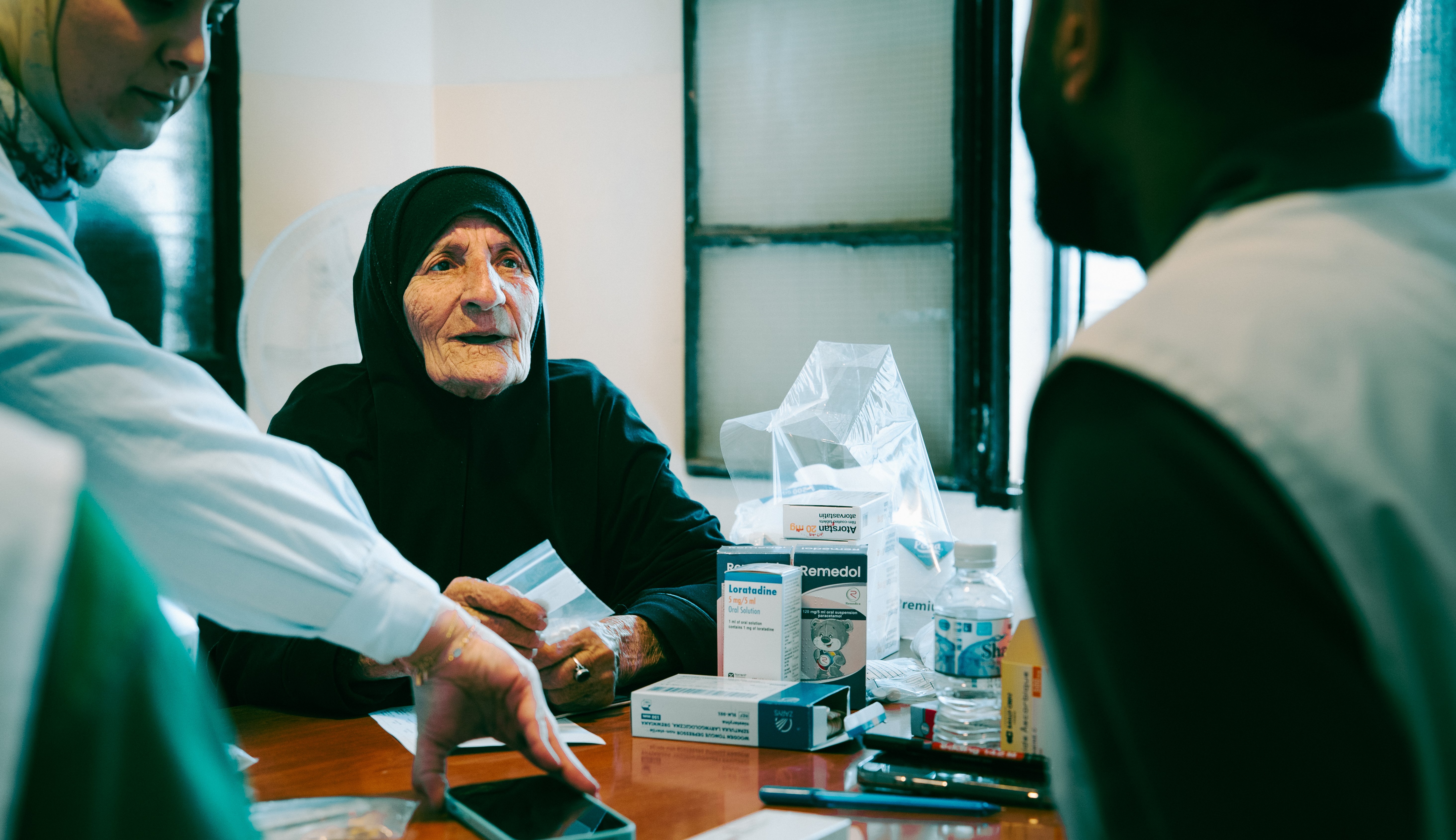 dame agée parlant à des employés MSF