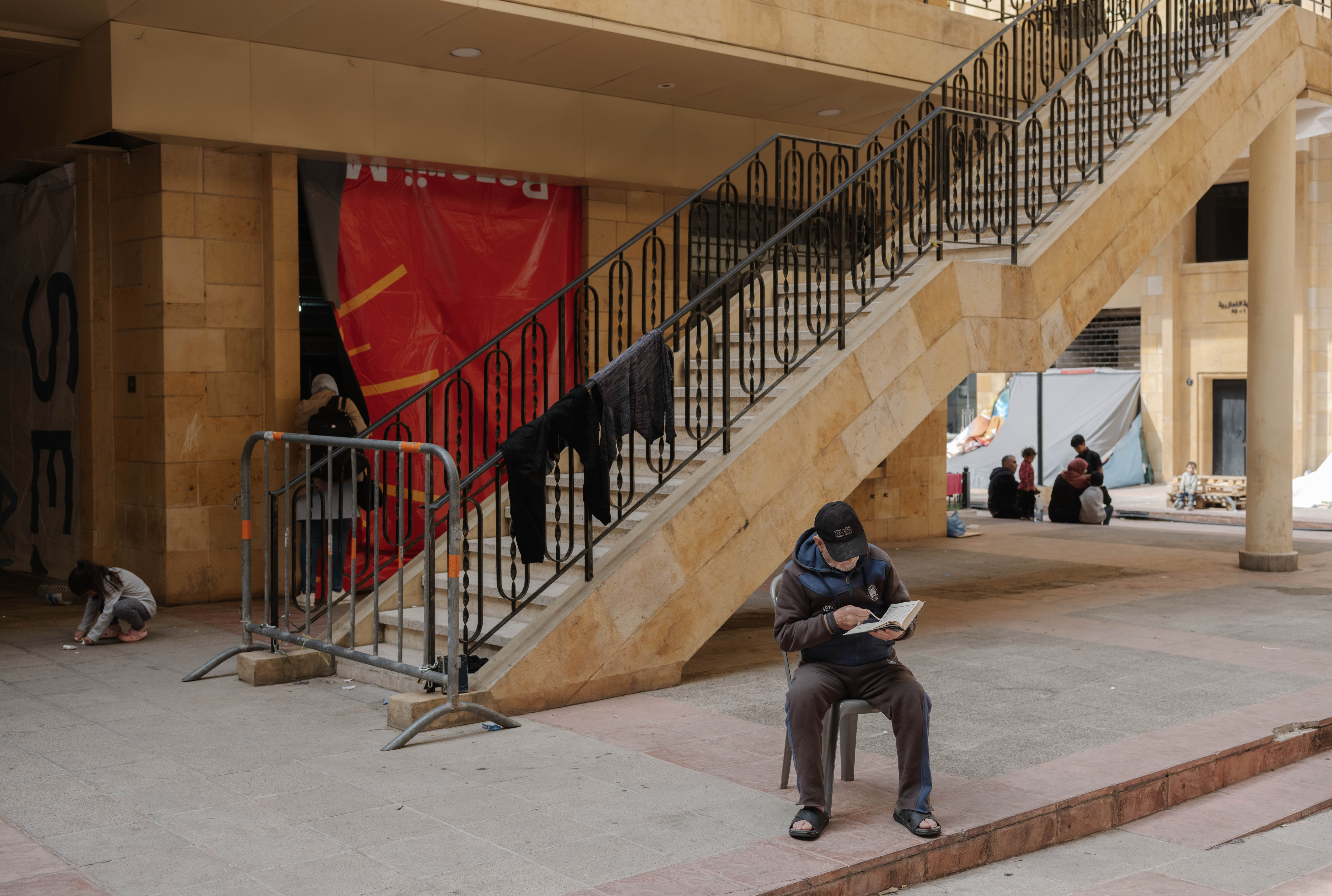 Jongen leest op straat in Libanon