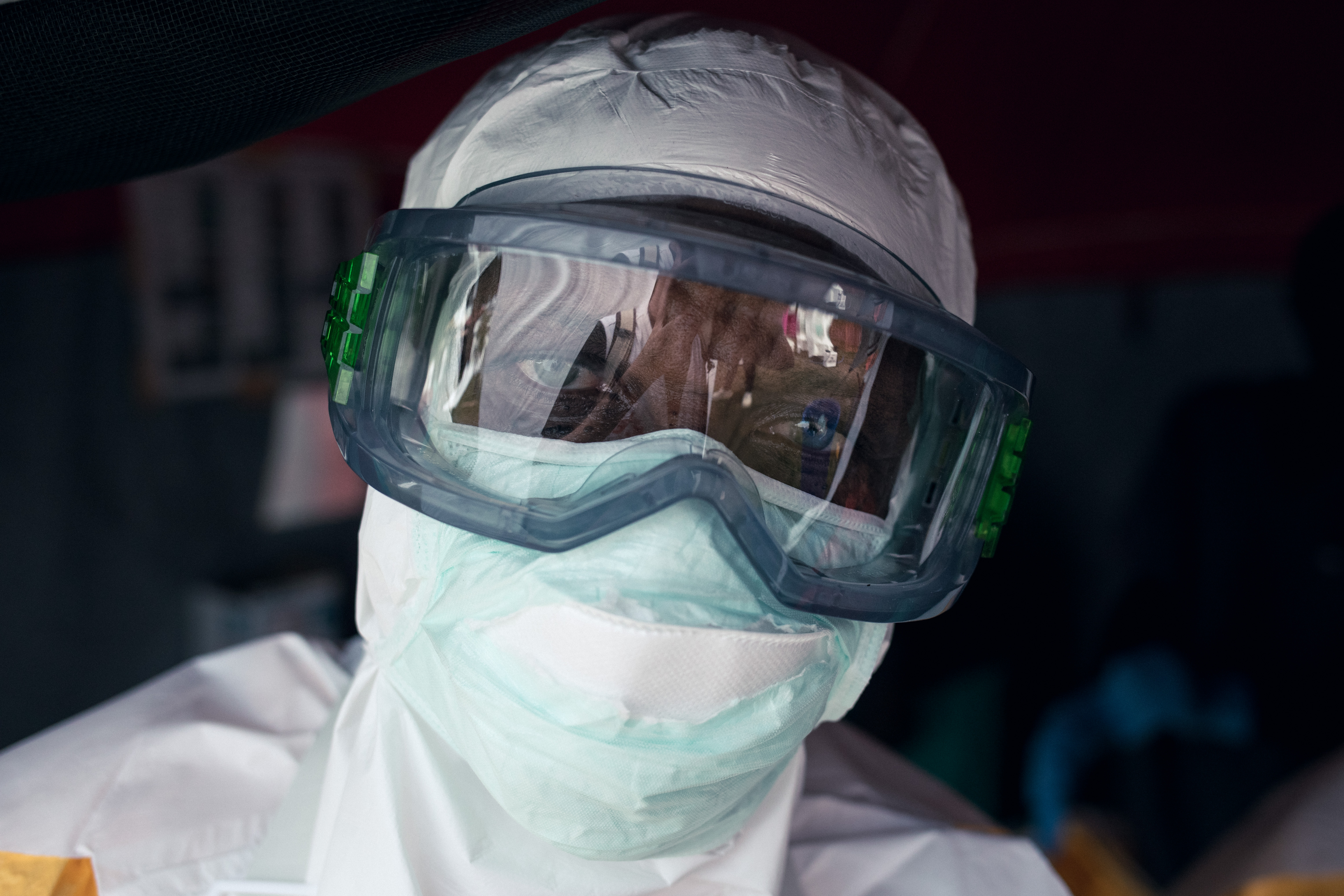 Persoon met beschermend masker