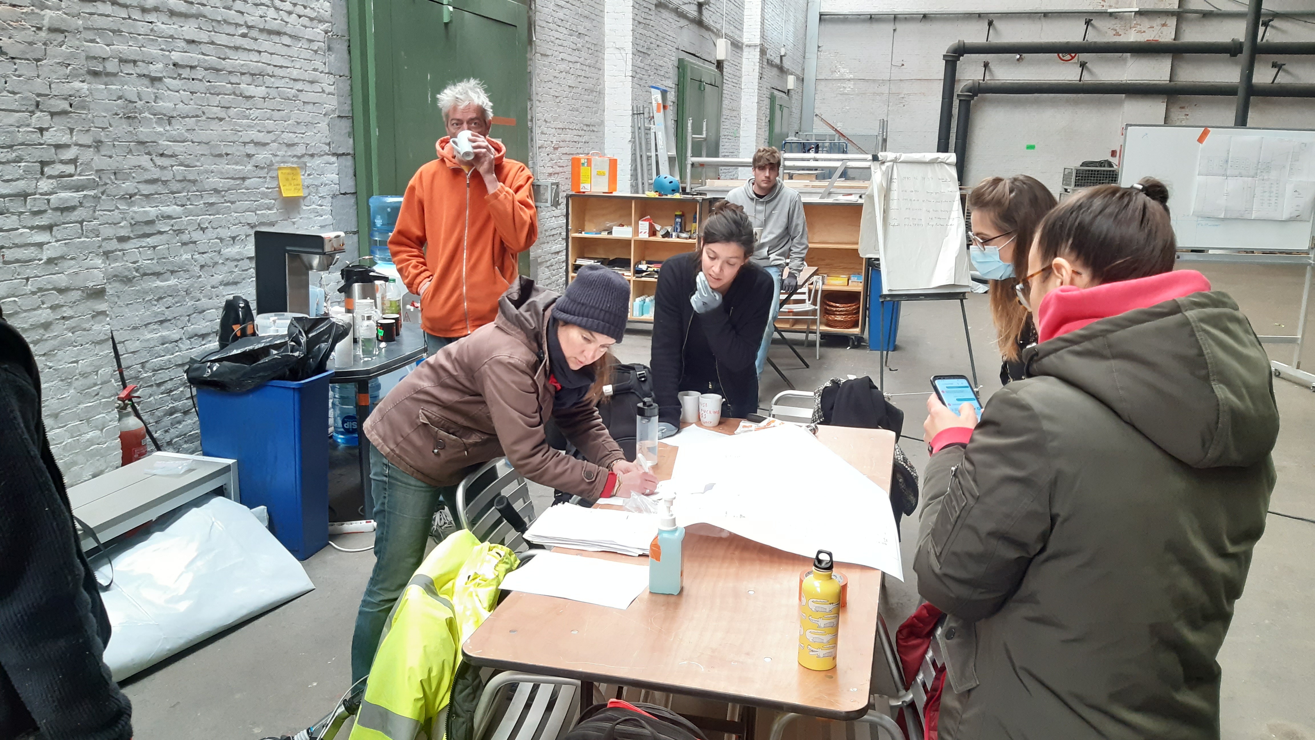 Het logistieke team in overleg