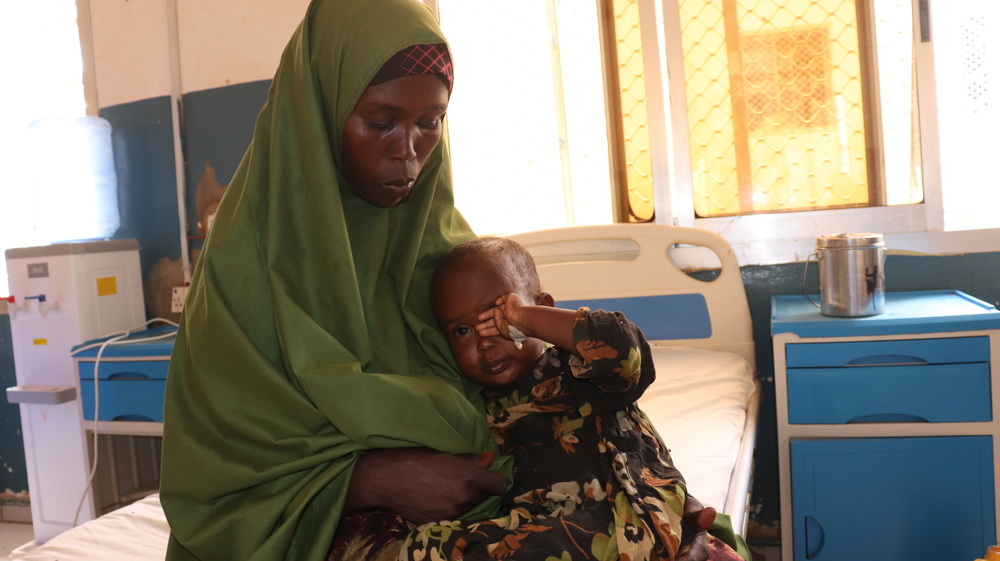 Somalie - Sadiya Abdikadir, 3 ans, est admise dans notre unité spéciale pour la rougeole à Baidoa.