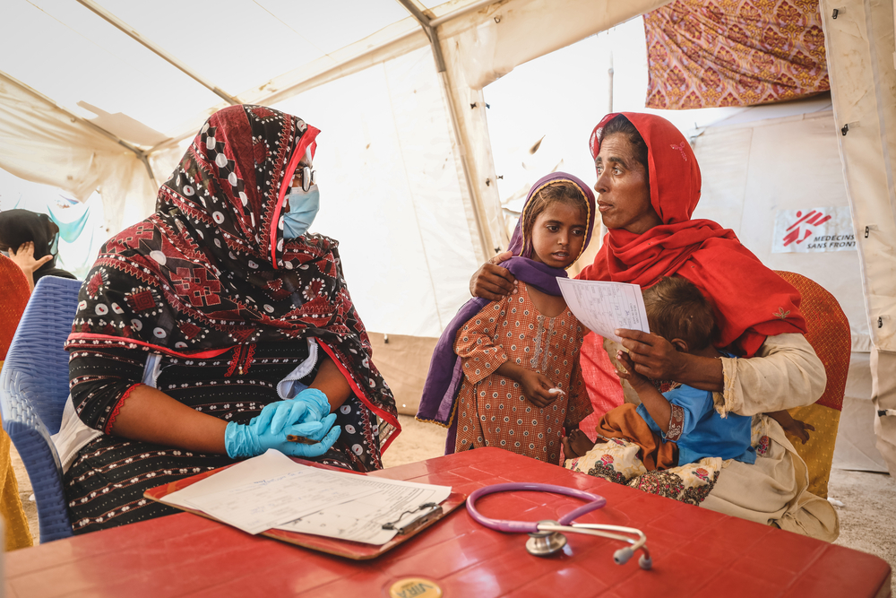 Le docteur Hafsa lors d'une conversation avec Rubina, une patiente vivant dans un camp de déplacés voisin, dans le district de Dadu, dans la province du Sindh. Zahra Shoukat, 30 septembre 2022