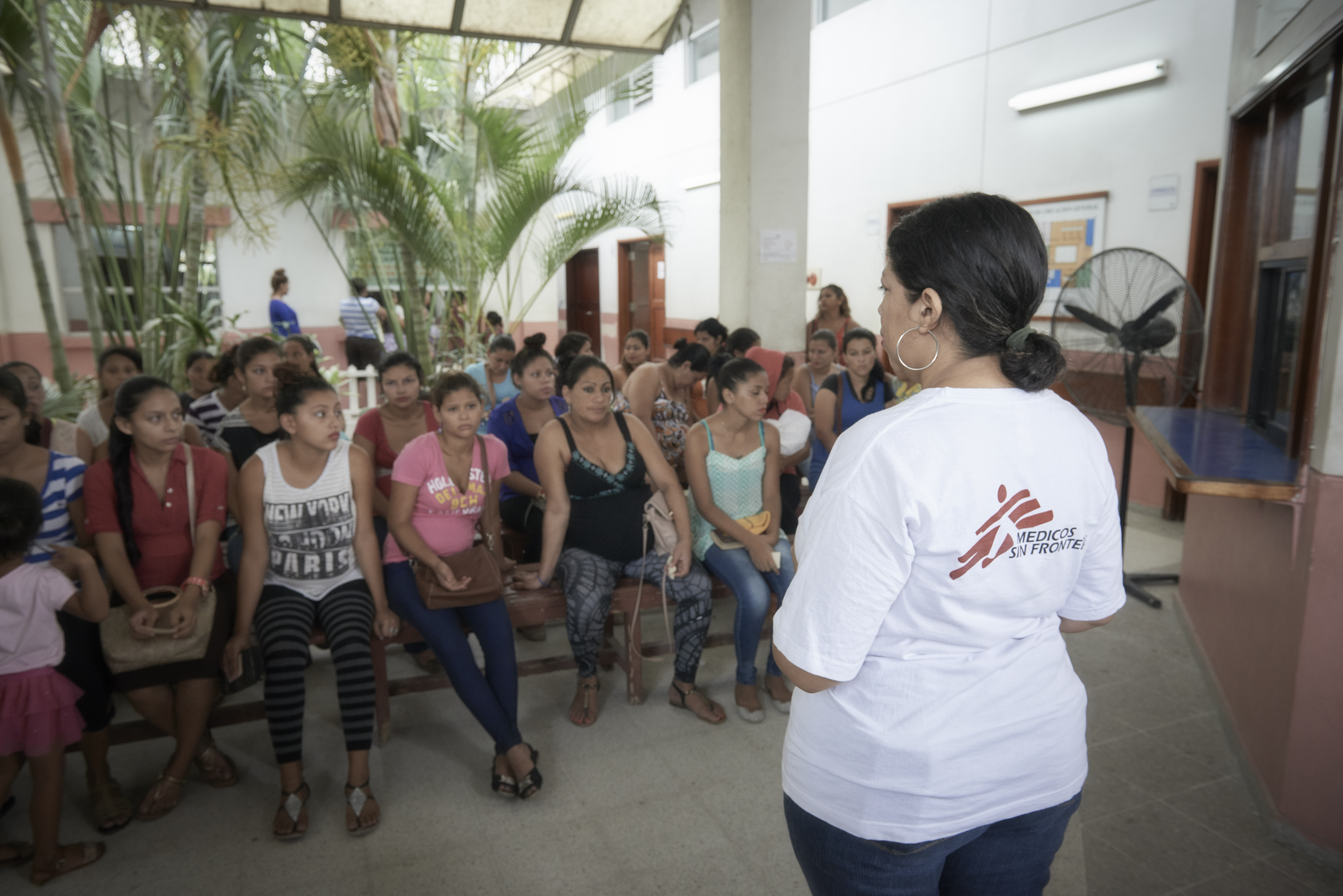 De wachtzaal van de kliniek in Choloma. Hier voorzien onze teams seksuele en reproductieve gezondheidszorg. © Christina Simons/MSF, juni 2017