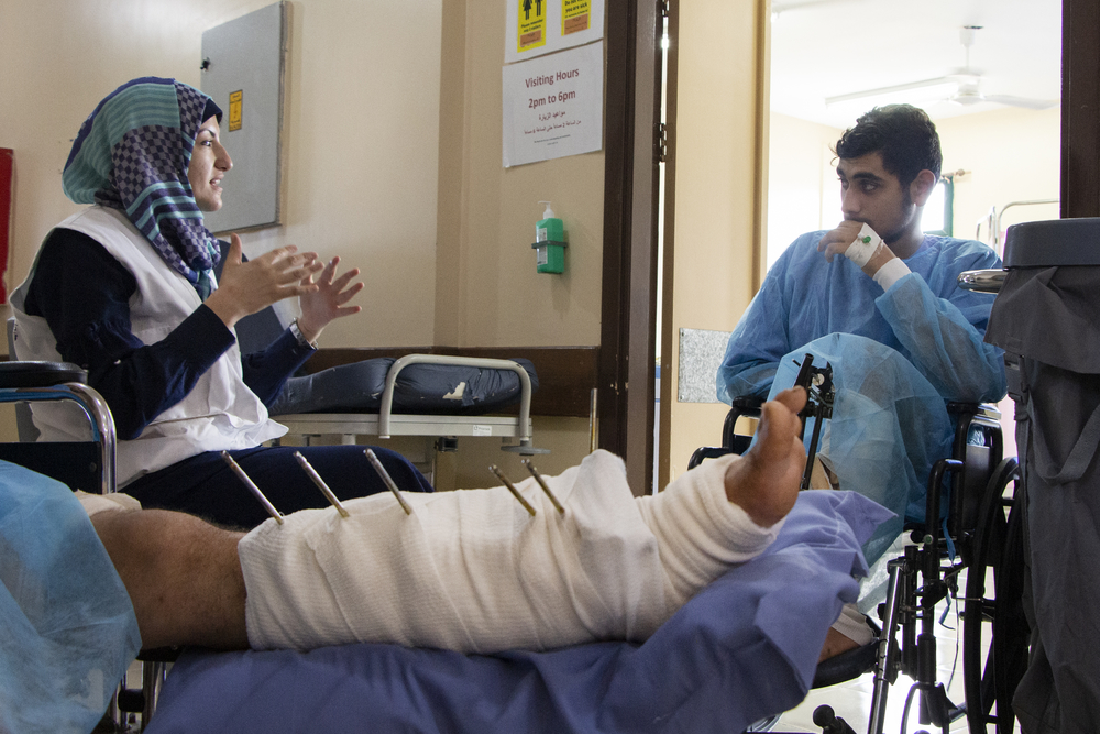 Amal Abed werkt in een ziekenhuis in Gaza aan een beter bewustzijn rond antimicrobiële resistentie bij patiënten: "Als patiënten te horen krijgen dat hun infecties worden veroorzaakt door antibioticaresistente bacteriën, worden ze een beetje bang, vooral wanneer ik hen vertel dat ze misschien in een isolatiekamer worden gestopt. Maar we vertellen hen ook dat ze hun normale leven kunnen voortzetten, dat mensen hen kunnen bezoeken, maar dat er een paar voorzorgsmaatregelen moeten worden genomen en specifieke voorwaarden moeten worden gevolgd om ervoor te zorgen dat de patiënten genezen zonder zichzelf of anderen schade te berokkenen."  Vertaald met www.DeepL.com/Translator (gratis versie)