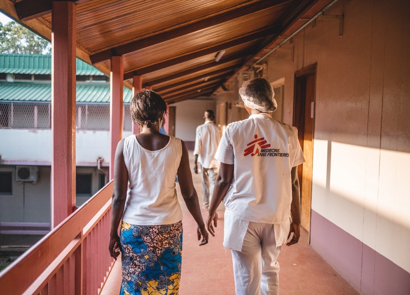 AZG-verpleegster Virginie Abdouramane (rechts) wandelt met een patiënte op de kraamafdeling van het Community Hospital Centre (CHUC), gesteund door AZG. Community Hospital Centre (CHUC), Bangui, Centraal-Afrikaanse Republiek, 24 oktober 2022 - ©MSF
