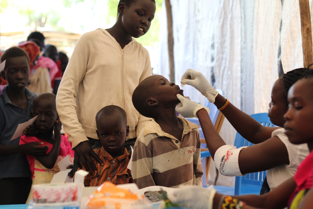 Un petit garçon reçoit un vaccin contre le choléra à Juba,la capitale du Sud-Soudan. La campagne de vaccination a permis de contrôler l'épidémie de choléra dans la région © Donal Gorman/MSF. Sud-Soudan, 2015.