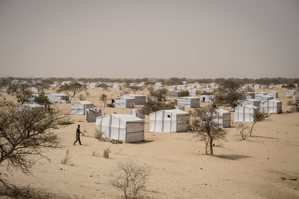 Des dizaines de nigérians se sont rassemblés dans un quartier de la ville tchadienne de Baga, après avoir pris la fuite suite aux violences de Boko Haram ©Sylvain Cherkaoui/Cosmos. Tchad, 2015.