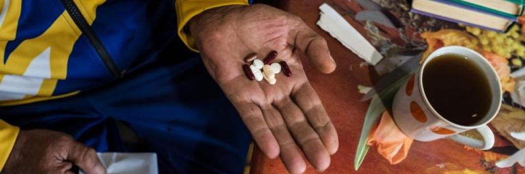 Un patient prend ses médicaments contre la tuberculose dans le village de Chudniv, dans la région de Zhytomyr, en Ukraine.  © Oksana Parafeniuk/MSF