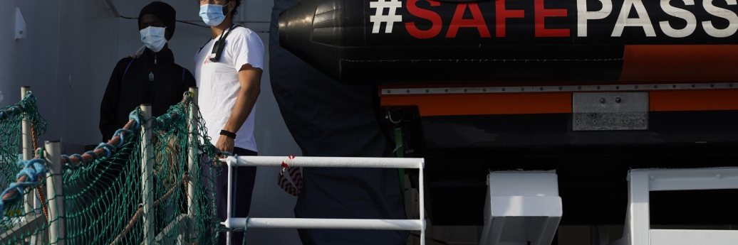 2 mannen op een civiel SAR-schip