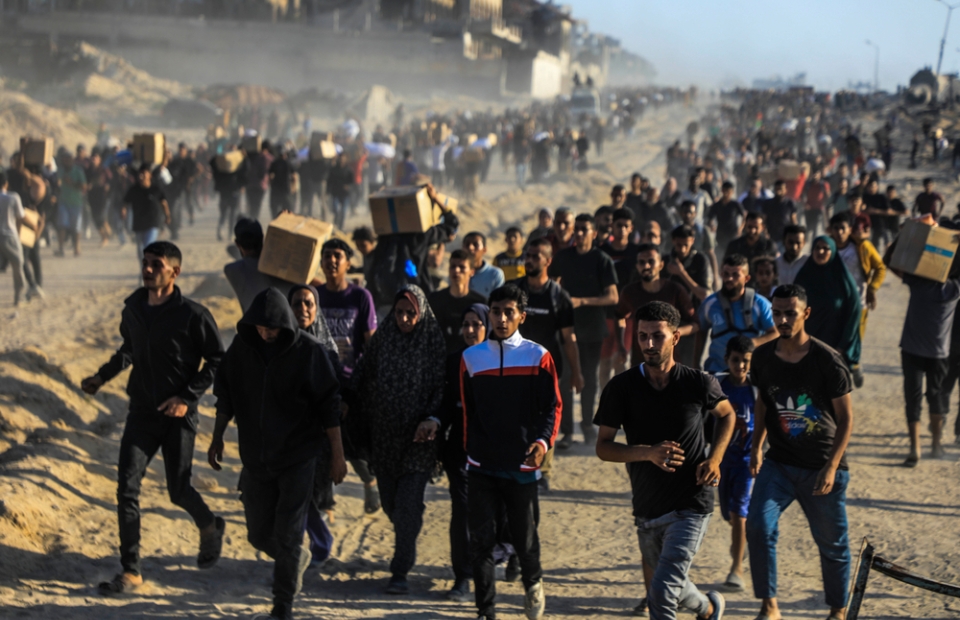 Palestijnen bij de distributieplaats van de GHF in Netzarim riskeren hun leven om voedsel te krijgen. ©MSF