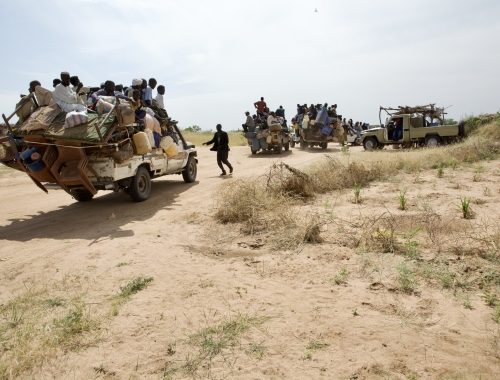 Arrivée de civils déplacés provenant d'El-Fasher assiégée au poste de contrôle à l'entrée de Tawila, Darfour-Nord, Soudan, 2024.