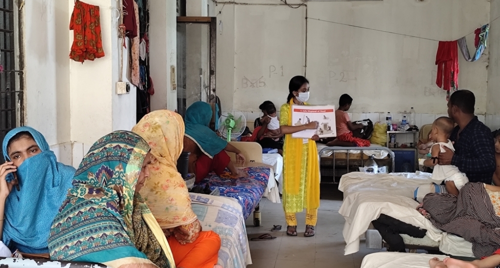 Les promoteurs de santé de MSF transmettent des messages clés sur la santé aux patients souffrant de diarrhée aqueuse aiguë dans de l'hôpital Genral de Noakhali.