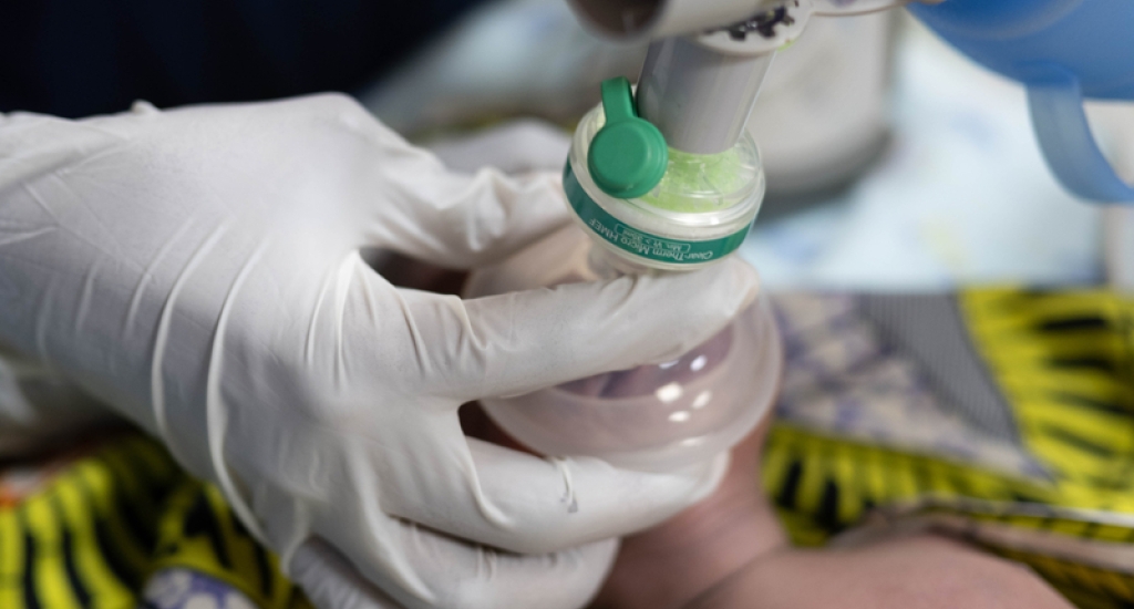 Een pasgeboren baby wordt verzorgd op de neonatale afdeling van het Kushari CEMONC centrum in Maidugu