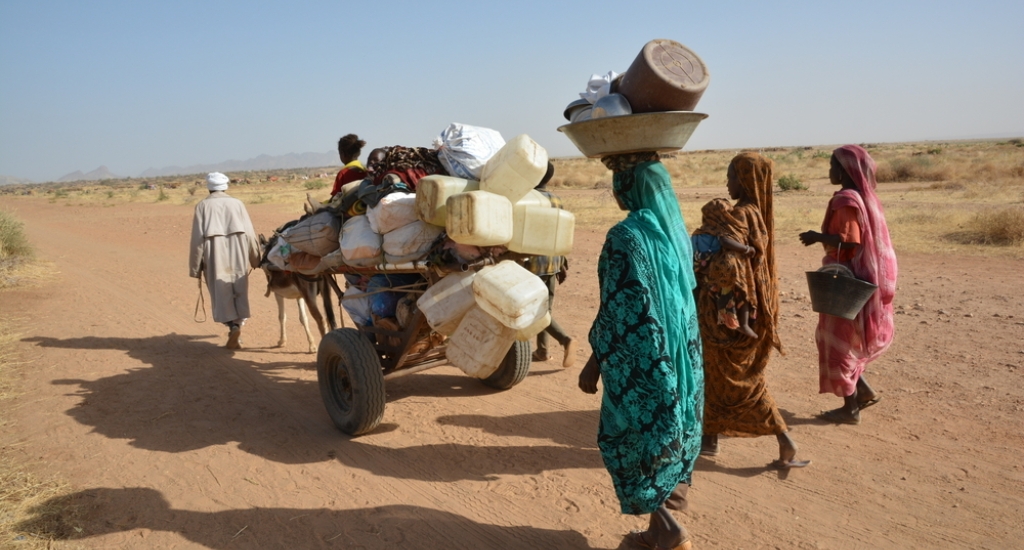 Gezin op de vlucht voor conflict in Tawila, Soedan.