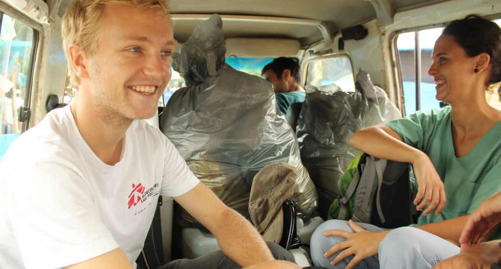 © Martin Zinggl/AZG - Jesse met collega’s onderweg naar een dorp in Kolahun, Liberia om een voorlichtingscampagne op te zetten.