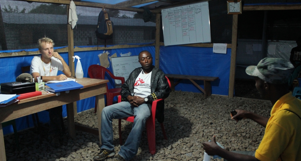 © Martin Zinggl/AZG - Jesse werkt nog ‘s avonds laat, hij neemt een sollicitatiegesprekken af met kandidaat-gezondheidspromotors in Liberia. 